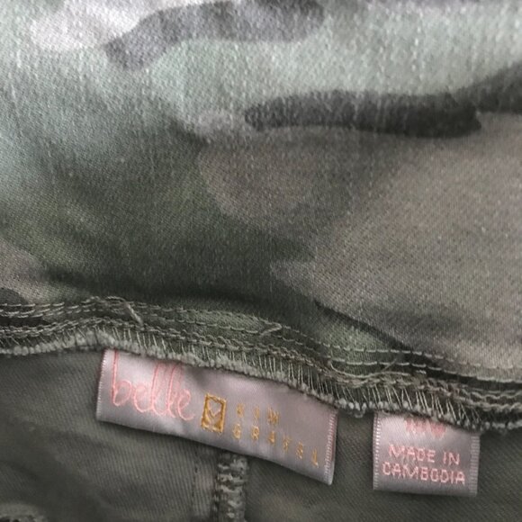 BELLE Kim Gravel size 18W Green Stretch Camo Camouflage Pull-On Denim Shorts - Picture 3 of 3